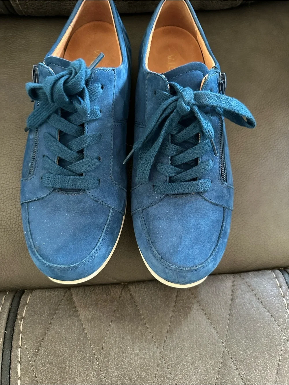 Vionic Abagail women's blue nubuck sneaker